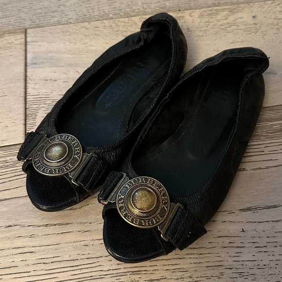 BURBERRY BLACK MEDALLION LOGO PEEP TOE LEATHER FLATS MADE IN ITALY SIZE 37 / 7 - Picture 4 of 12